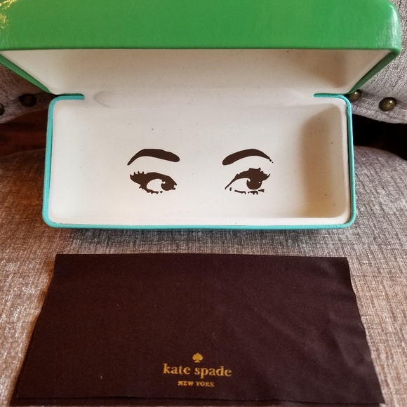 Kate Spade sunglass holder with cleaning cloth - Picture 2 of 3
